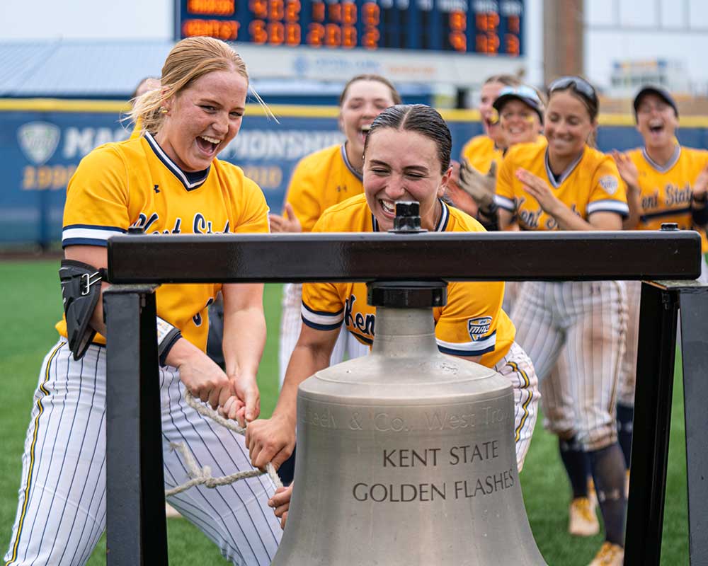 Kent State softball Team ringing the bell